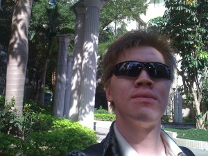 一早就是個大太陽！是誰說這兩天台北會冷！？長袖帶了都沒用到！....Orz